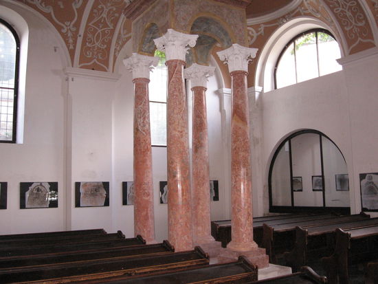Das Innere der Synagoge in Mikolov.