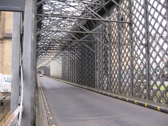 Weichselbrücke in Tczew, wohl nach dem Krieg aus Armeebeständen gebaut. Es gibt keine Obergrenze für die Belastung, statt dessen müssen alle Fahrzeuge zuvor eine 3 m tiefe Durchfahrt passieren, die schon etliche Schrammspuren hat, kein Bus, kein LKW kommt da durch, so einfach geht das....