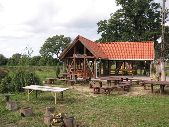 Der Dorfgemeinschaftsplatz. Das bereitstehende Feuerholz für den Grill darf auch von Gästen benutzt werden.