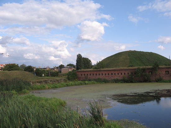 Der Radweg nach Danzig führt auf Deichen bis unmittelbar vor die Befestigungsanlagen im Süden der Stadt und zum Stadtor. Bis dahin deutet nichts auf eine herannahende Großstadt.
