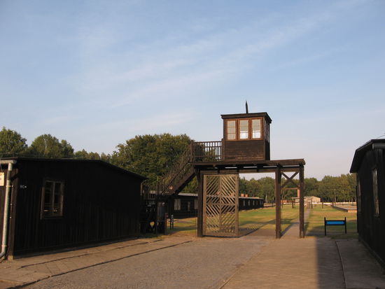 Man muß sofort an Auschwitz denken, wenn man das Lagergelände betritt.
