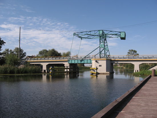 Brücke über die Königsberger Weichsel, früher einmal Hauptbinnenschiffahrtsweg zwischen Danzig und Königsberg, heute lauschiger Wassserwanderweg für Bootsfahrer