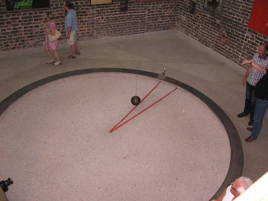 Das gibt es sonst nur noch im Deutschen Museum in München. Im Frauenburger Münster ist in der Turmspitze ein Pendel aufgehängt, unter dem sich die Erde durchdreht und das seine  Schwingungsebene beibehält. Nach einer Stunde kann man sehen, dass das Pendel scheinbar in einer anderen Ebene schwingt. Damit bestimmte Kopernikus die Breite von Frauenburg sehr genau, weil  der Winkel, in dem sich die Ebene scheinbar dreht, von der geografischen Breite des Aufhängungspunktes abhängt. Also muß Kopernikus doch davon überzeugt gewesen sein, dass die Erde eine Kugel ist !