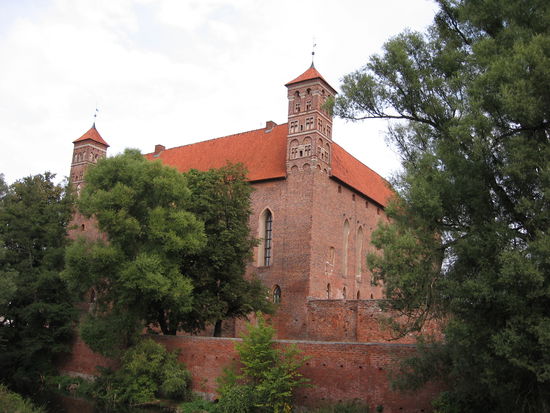 Burg und Zufluchtstätte bei Belagerungen, mit 4 Meter dicken Mauern, die sogar den Zweiten Weltkrieg überstanden! Das Ganze noch umgeben von einem tiefen Wallgraben, solche Festungen waren uneinnehmbar!