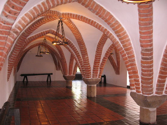 3 Kellergewölbe übereinander, hier das obere Geschoß, das heute ein Museum ist.