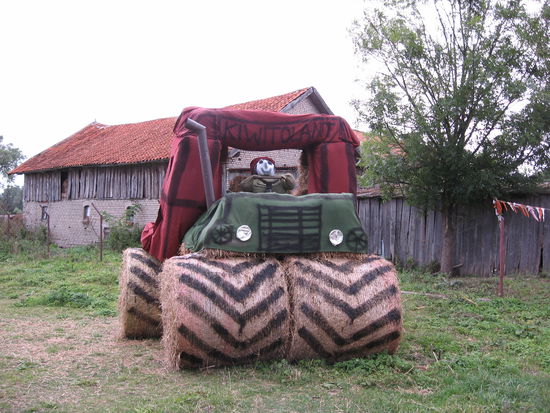Erntedank. Die Dörfer überbieten sich gegenseitig im Bau von Strohfiguren mit landwirtschaftlichen Motiven