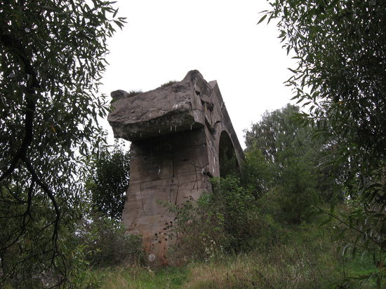 Ruine einer Eisenbahnbrücke der stillgelegten Bahnstrecke von  Angerburg nach Lötzen, gesprengt von deutschen Truppen auf dem Rückzug vor der russischen Invasion 1945