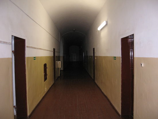 Kaserne, Baujahr 1865: endlose finstere Flure, die zu den Schlafsälen führen