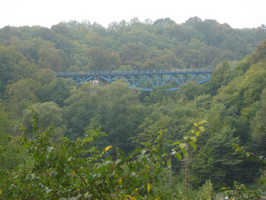 Die Bahn führt über eine tiefe Schlucht