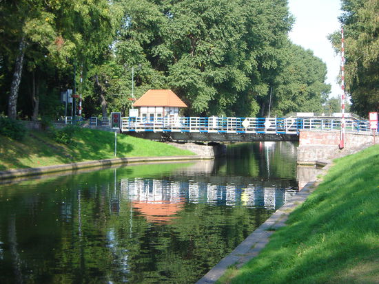 Der Verbindungskanal zwischen zwei Seen führt mitten durch Gyzicko/Lötzen.