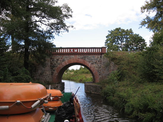 Der Kanal ist nicht viel breiter als das Schiff. Gegenverkehr gibt es auch nur einmal täglich, wenn sich das Schiff aus Ostroda und das aus Elbing begegnen. Und diese Begegnung findet auf einem See statt.