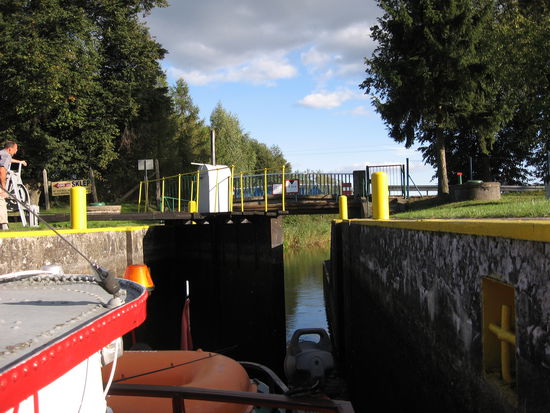 Die uralte Schleuse hat genau die Schiffsabmessungen - oder umgekehrt