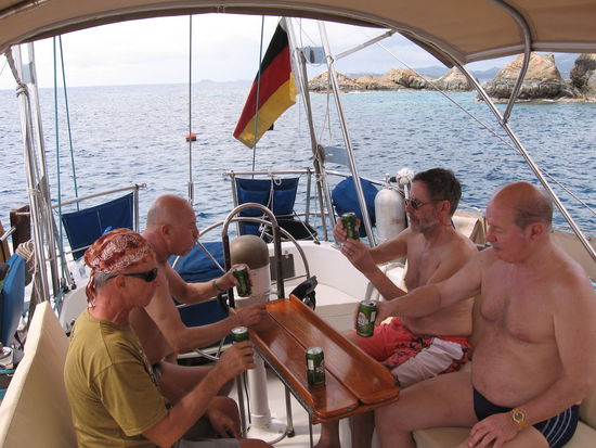Eigentlich gibts das Bier immer nach dem erfolgreichen Ankermanöver. Hier kommen wir noch schneller ans "Muringbier"