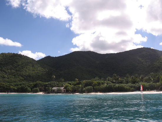  Ein leiser Luftzug würde uns gut tun. So baden und schnorcheln wir immer wieder und cremen uns mit Schutzfaktor 30 mehrfach ein.