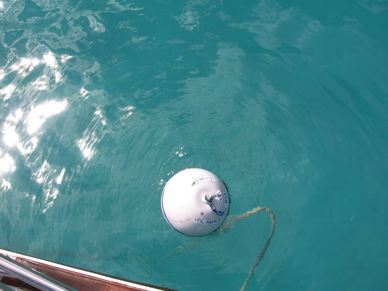 Dass die Muringtonne bei so wenig Wind auch mal neben dem Schiff treiben kann, finden wir auch nicht außergewöhnlich. Erst als sie sich immer weiter vom Boot entfernt, merken wir, dass Wolfgang uns gar nicht richtig festgemacht hatte!