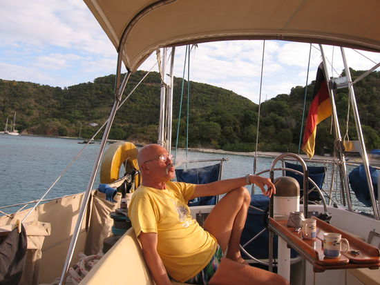 In der benachbarten Cinnamon-Bay liegen wir besser, nämlich am eigenen Anker, und beim Ankern ist auf Wolfgang Verlaß, hier geniesst er sein Ankerbier mit Zigarre, weshalb andere Crewmitglieder nicht zu sehen sind !