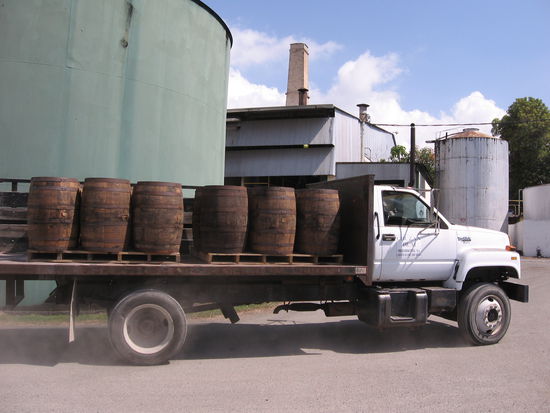  Rumfässer dienen gemeinhein zum Lagern von Rum, das Holz soll ihm den speziellen Geschmack geben.
