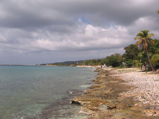 Mittagspause am Westrand der Insel. Baden können wir besser vom Boot aus mit einem Sprung ins Wasser
