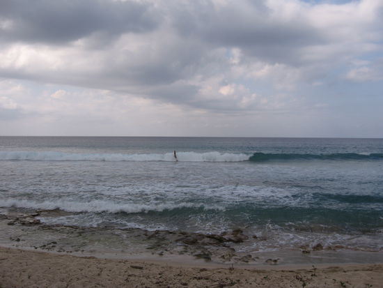 Am Nordufer gibt es eine Stelle mit besonders hoher Brandung. Hier toben sich Brandungssurfer aus.