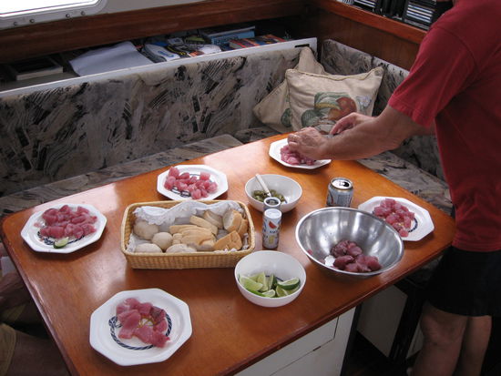 Zum Mittag gibt es Sushi satt vom rohen Bonito. Wir wissen gar nicht, wie gut es uns geht!