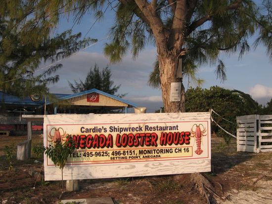 Die Yachties können im Restaurant per UKW-Funk Plätze bestellen, am Abend werden dann die frisch gefangenen Langusten in Folie verpackt gegrillt serviert.