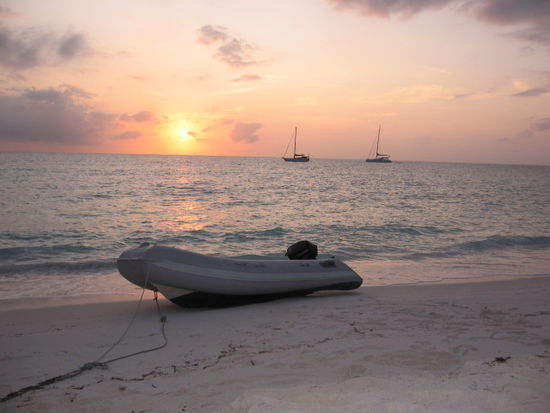 Gerade rechtzeitig vor Sonnenuntergang kehren wir zurück an den Strand, um zu unserer Ambassador zurückzukehren, ein erneuter Höhepunkt dieser Genußreise !