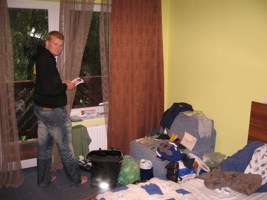 Wäscheleinen müsste man spannen können, aber dazu fehlen die Nägel an der Wand des Hotelzimmers........