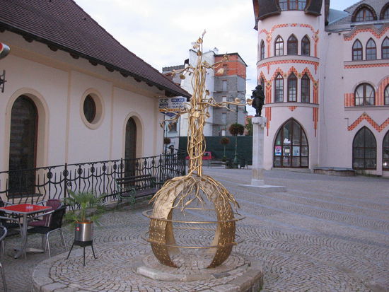 Am Europaplatz in der Altstadt von Komarno hat man Gebäude aus allen Teilen Europas nachgebaut