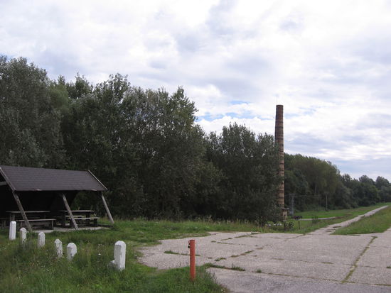 Zwei stillgelegte Donauschleifen bilden ein Sumpf- und Seengebiet, das hier zum Nationalpark erklärt wurde. Leider auch ein Dorado für Mücken.