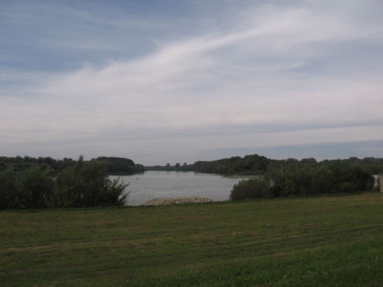 Hier endet die naturbelassene Donau: Rechts beginnt die 10 km lange Zufahrt zur Schleuse und zum Wasserkraftwerk Gabcikovo, geradeaus blickt man auf ungarisches Gebiet, in dem die Donau sich in viele kleine Rinnsale verzweigt.