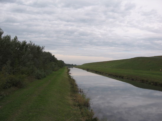 Etwaiges Sickerwasser aus dem Deich muss dieser Dränagegraben abführen.