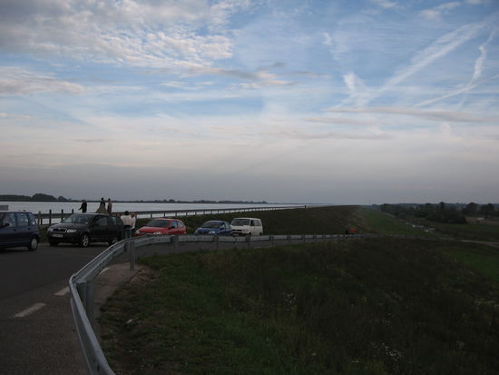 Um die Donaufähre bei Vojka zu erreichen, müssen die Autos den Deich erklimmen