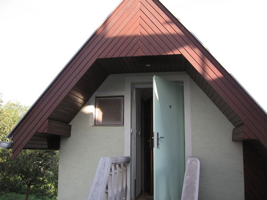 Meine Unterkunft in Vojka: Ein Dreibettzimmer mit Bad im Giebel eines Gartenhauses - für 9 Euro/Nacht