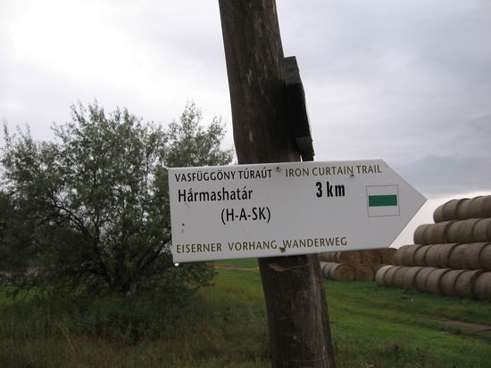 Zum Dreiländereck Ungarn-Slowakei-Österreich soll dieser Weg führen, die Wegweiser sind leichter zu finden als der Weg selbst
