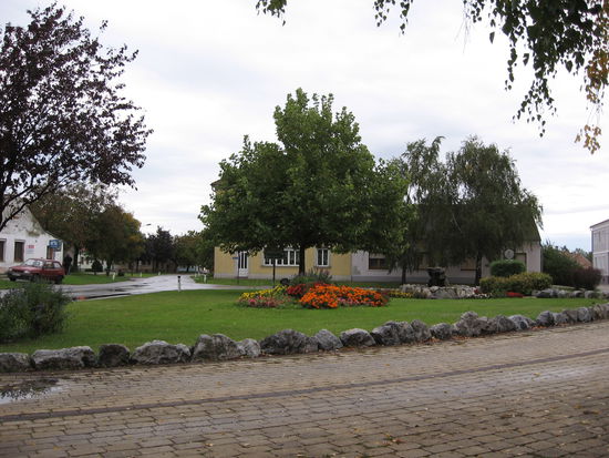 Proper sieht's in Österreich aus. In einer überdachten Bushaltestelle kann ich wenigstens picknicken. Aber der Regen läßt nicht nach, irgendwann muß ich durch!