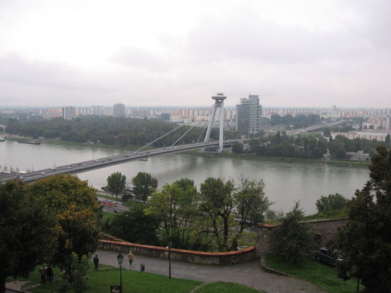 Blick von der Burg nach Süden auf die "neue Brücke" und den Stadtteil Petrzalka