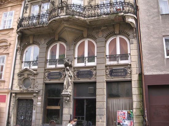 alte Apotheke mit Inschrift in 3 Sprachen: ungarisch, slowakisch, deutsch