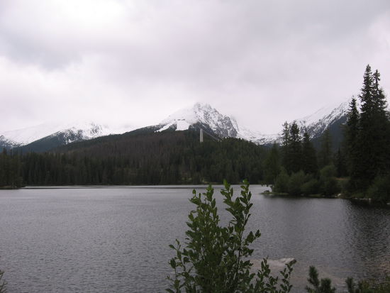 1250 m hoch liegt der See, die Schneefallgrenze scheint nur wenig höher zu liegen, aber noch schneit es nicht!