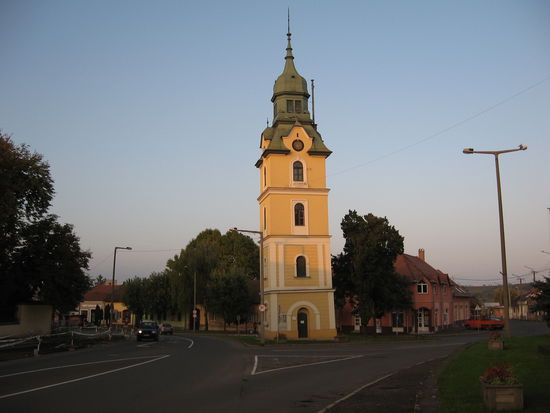 Kirche und Kirchturm stehen in Ungarn oft weit auseinander, zu diesem Kirchturm fand ich überhaupt keine Kirche !