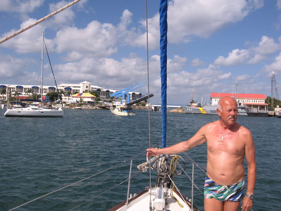 Das könnte es auch in Holland geben: Flaches, enges Fahrwasser, Tonnen, auf die man achten muss und am Ende eine Klappbrücke.
Aber die führt hier in den offenen Arlantik!