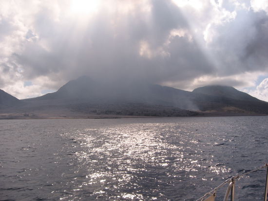 Die Sonne verdunkelt sich und stechender Schwefelgestank steigt uns in die Nase.