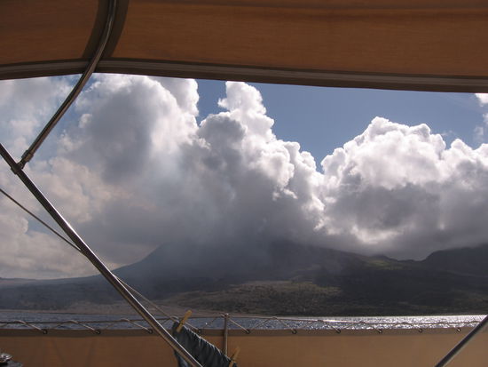 Der aufsteigende Wind von der Ostseite läßt am Vulkan Wolken entstehen, die sich dann mit der austretenden Asche vermischen.
