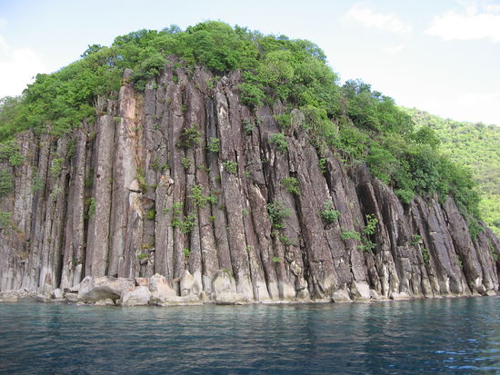 Zwischen zwei Schauern runden wir diesen Basaltfelsen unter Motor
