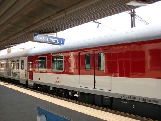 So schöne Packwagen hat die slowakische Bahn! Dem Schaffner übergibt man das Rad in dessen Obhut, man selbst nimmt im Abteil daneben entspannt Platz bis zum Zielbahnhof Strba.