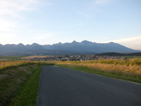 Nach einigen Kilometern Fahrt  einmal umsehen: Hinter uns die Hohe Tatra im Abendlicht. Schöner kann der Start nicht sein!