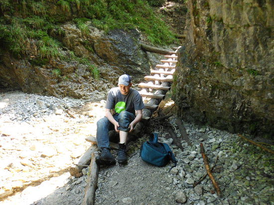 Kurze Hose wäre bei der Hitze besser gewesen. Aber die lange bietet doch Schutz gegen Mücken. Man kann nicht alles haben!