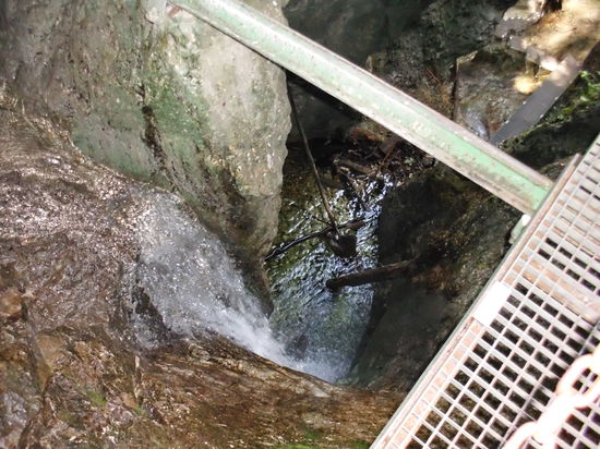 Näher kann man einem Wasserfall nicht sein. Wie muß das hier im Winter aussehen, wenn alles vereist ist ?