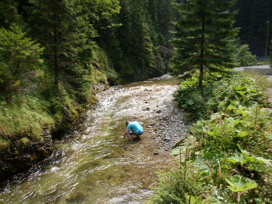 Erfrischung in glasklaren Wasser. Ein Vollbad scheitert an der starken Strömung