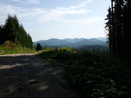 Wir kommen höher, die Sicht wird immer klarer: Blick nach Osten auf das slowakische Erzgebirge