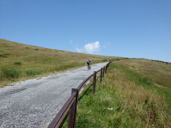 Von Sumiac führt eine Versorgungsstraße zum Sender auf dem Gipfel. Ehrgeizige Mountainbiker strampeln hier rauf !